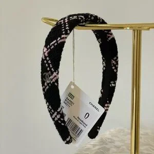 NWT CHANEL 2024 Tweed CC Headband Headband - Cotton tweed, black — Fashion | CHANEL main image 4